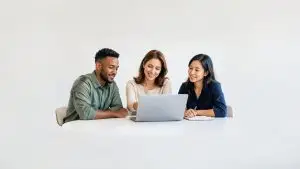 Cursuri CPD pentru echipa ta: manager care analizează planul de training cu doi angajați la laptop