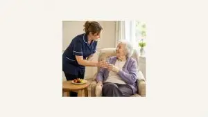 Hidratare și nutriție la vârstnici: îngrijitoare care oferă un pahar cu apă unei vârstnice într-un cămin din UK