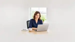Prompturi ChatGPT la job – profesionistă care lucrează eficient la laptop într-un birou luminos