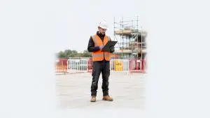 Siguranța pe șantier: muncitor cu cască și vestă reflectorizantă care verifică lista de siguranță