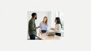 Stilurile DISC la locul de muncă: echipă care discută la birou și comunică eficient